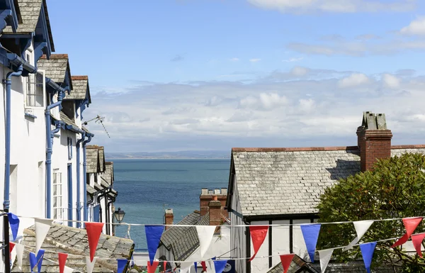 Bandiere, tetti e mare a Clovelly, Devon — Foto Stock