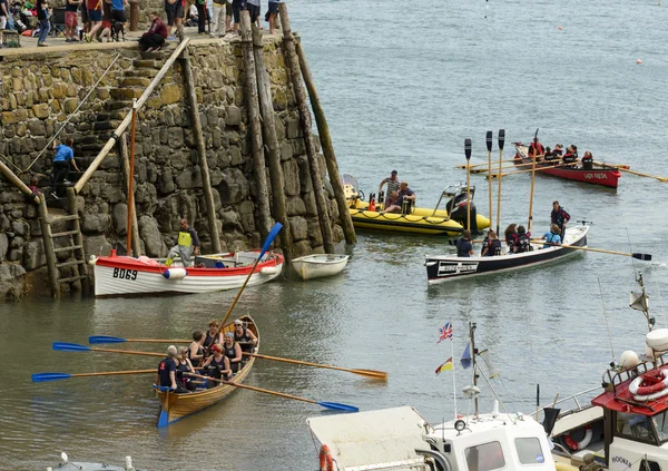 Rowing boats traffic at harbour entrance at Clovelly, Devon — Stock Photo, Image