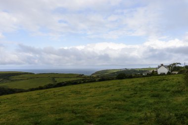 çayırlar bulutlar ve denize yakın Tintagel, Cornwall