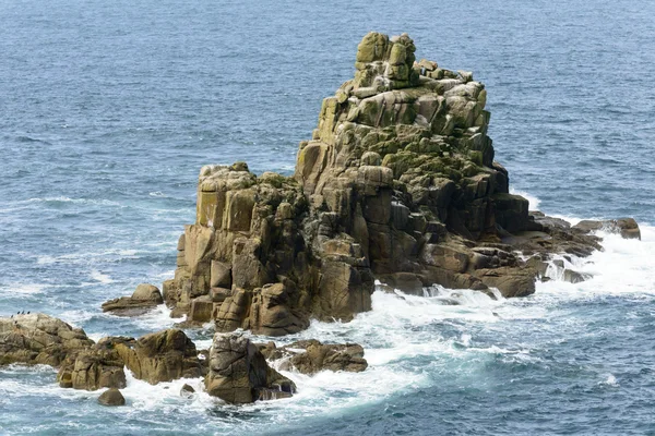 Golven op de rotsen bij Land End, Cornwall — Stockfoto