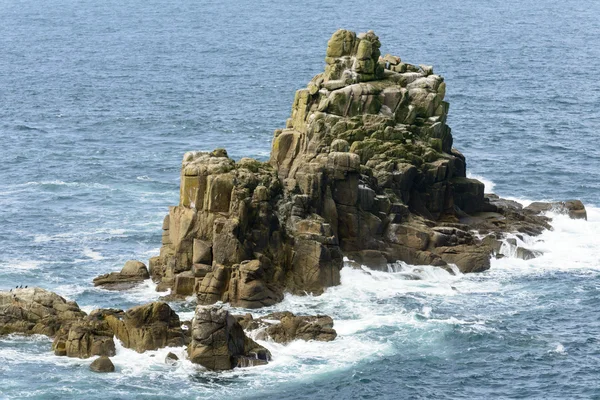 Vlny na skále na konci půdy, Cornwall — Stock fotografie