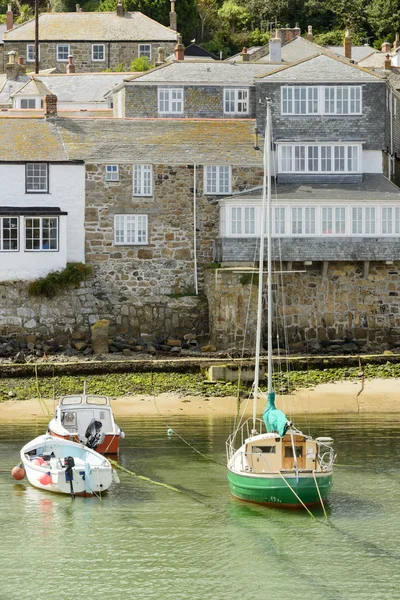 Casas y barcos en Musehole harbour, Cornwall — Foto de Stock