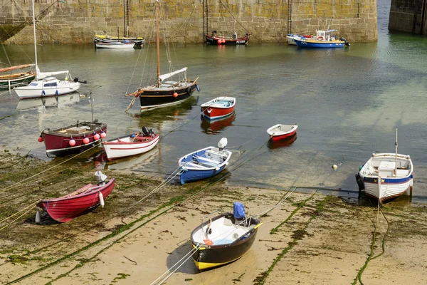 Boats aground in Musehole harbour, Cornwall — Stock Photo, Image