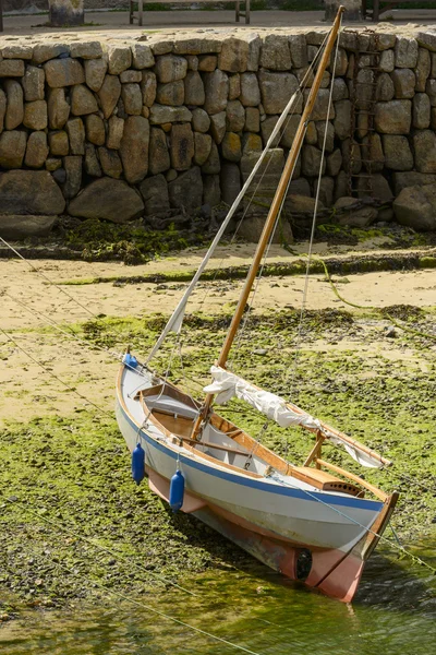 Viejo barco encallado en el puerto de Musehole, Cornwall —  Fotos de Stock