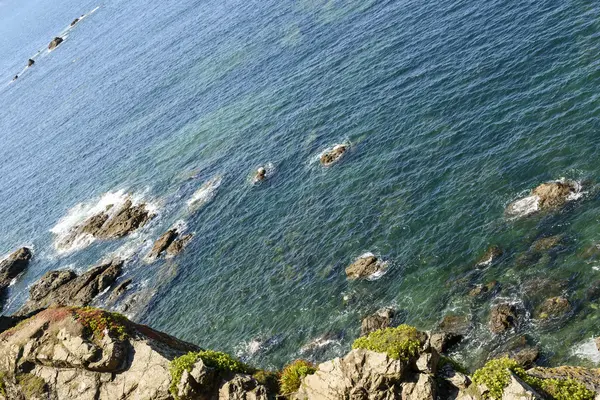 Acantilados y olas en Lizard Point, Cornwall — Foto de Stock