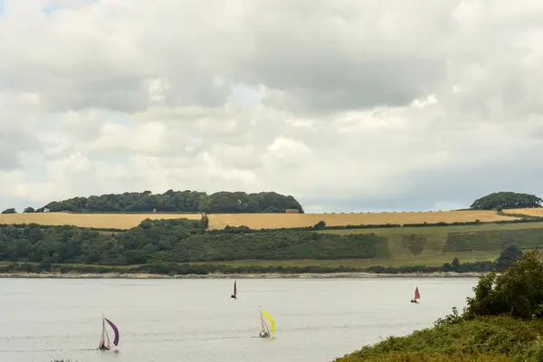 Kis hajók, vitorlázás Falmouth Fjord, Cornwall — Stock Fotó