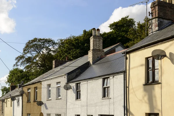 Antenas parabólicas en casas antiguas, Bodmin, Cornwall — Foto de Stock