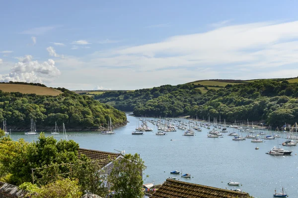 Човни пришвартовані Fowey Polruan хмари над бухтою, Cornwall — стокове фото