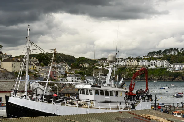 Barca da pesca nel porto di Polruan, Cornovaglia — Foto Stock