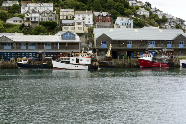 東の Looe 河川堤防、Looe に魚船係留 — ストック写真