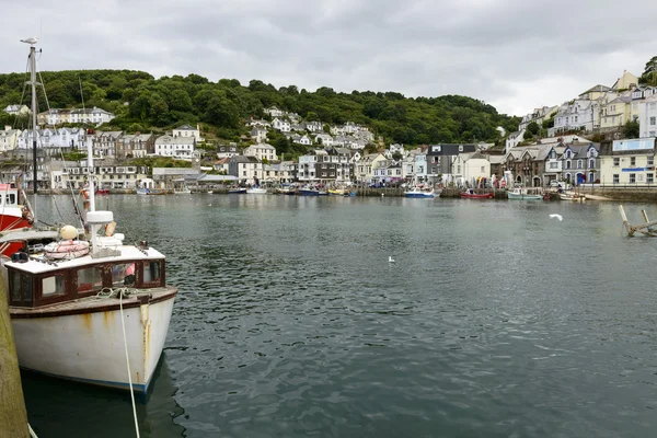 Balık-tekne ve cityscape, Looe — Stok fotoğraf