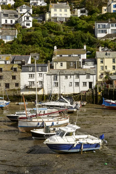 Paisaje urbano con barcos encallados, Polperro — Foto de Stock