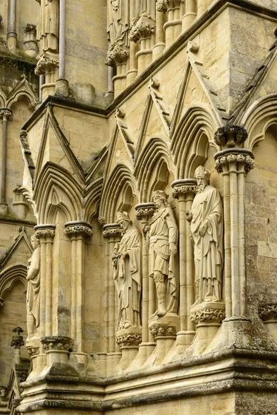Sochy na fasádě katedrály, Salisbury — Stock fotografie