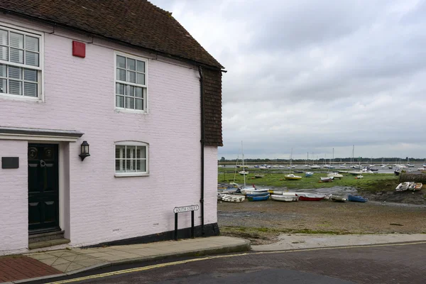 Old cottage and low tide at Emsworth, Hampshire — Stock Photo, Image