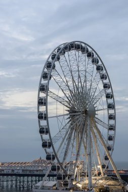 Dönme dolap alacakaranlıkta, Brighton