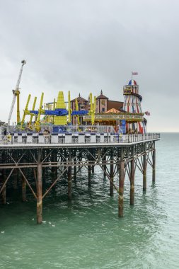 Brighton Pier üzerine lunapark