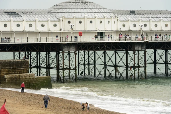 Caminando por el muelle, Brighton — Foto de Stock