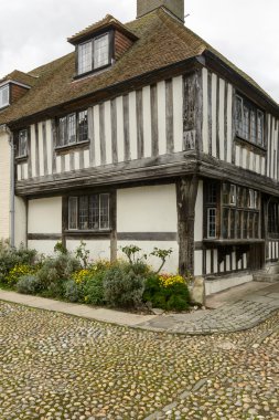 Çavdar Arnavut kaldırımı ve wattle evinde