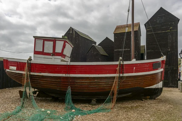 Viejo barco de pesca y cabañas de red de pescado, Hastings — Foto de Stock