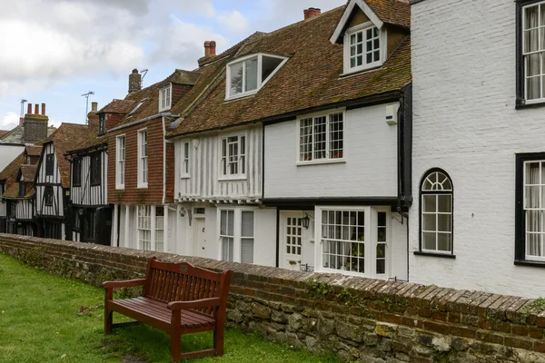 Banc et vieilles maisons à Rye — Photo