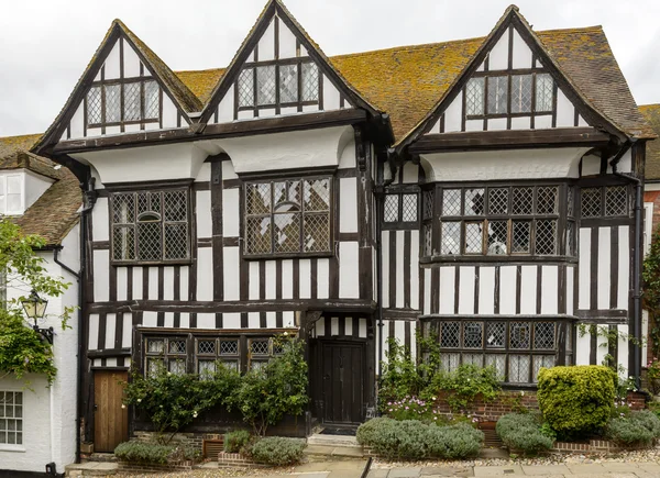 Flowers and wattle cottages, Rye — Stock Photo, Image