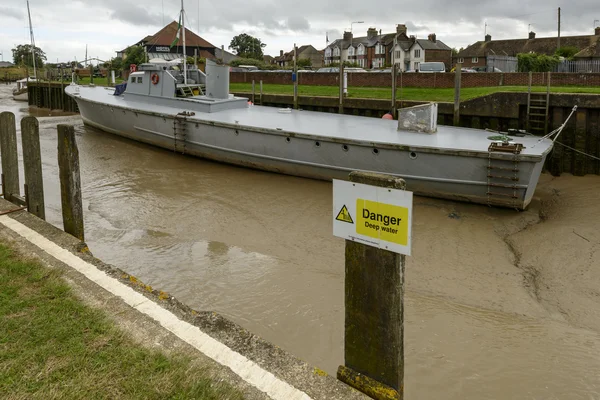 Large boat aground in river, Rye — Stock Photo, Image