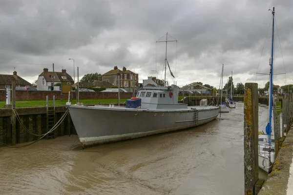 Grande barca arenata in porto con bassa marea, segale — Foto Stock