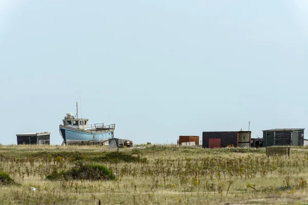 Рыбная лодка садится на мель в Дангеднессе — стоковое фото