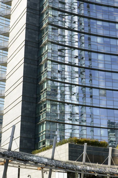 Réflexions en verre au centre d'affaires, Milan — Photo