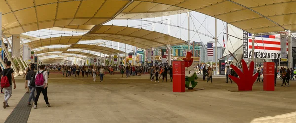El amplio paseo Decumano, EXPO 2015 Milán — Foto de Stock