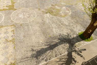 üzerinde parvis san sebastiano ve maria asssunta dekore edilmiş Arnavut kaldırımı 