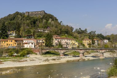 Brunella kale Magra nehir Aulla içinde