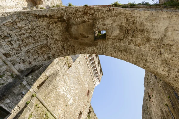 Debajo del pasaje de piedra arqueada en la fortaleza de Sarzanello, Sarza —  Fotos de Stock