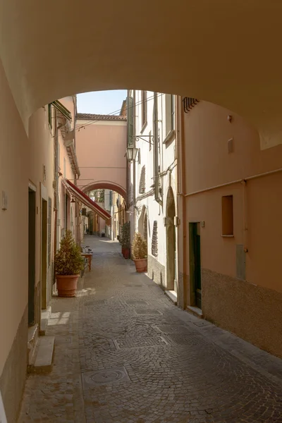 Klenuté úzká ulička, Sarzana — Stock fotografie