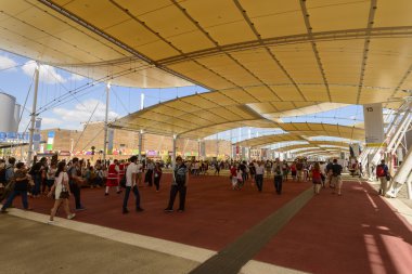 walking under decumano  tensile roof, EXPO 2015 Milan