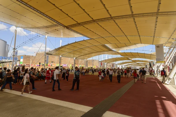 Caminhando sob telhado de tração decumano, EXPO 2015 Milão — Fotografia de Stock