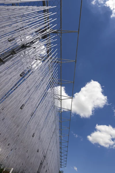 Fényes felhők felett arid zónák cluster, Expo 2015 Milan — Stock Fotó