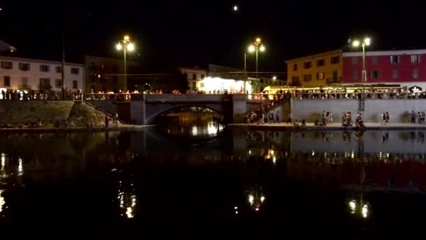Raitiovaunu kulkee sillalla kunnostetussa Darsenan rantakadulla, Milano, Italia — kuvapankkivideo