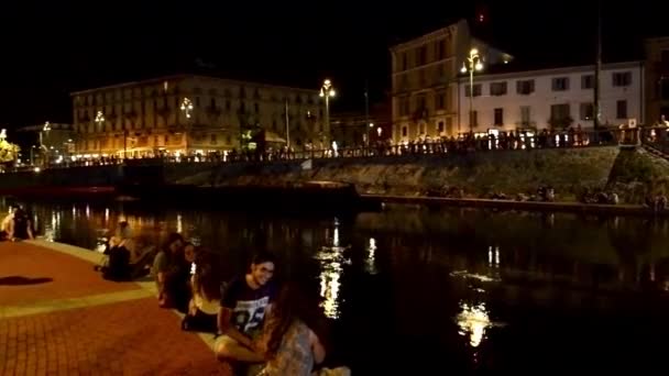 Embankment en oude trolley auto op gerestaureerde Darsena, Milan, Italië — Stockvideo