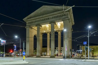 gece vakti at Porta Ticinese Arch, Milan, İtalya