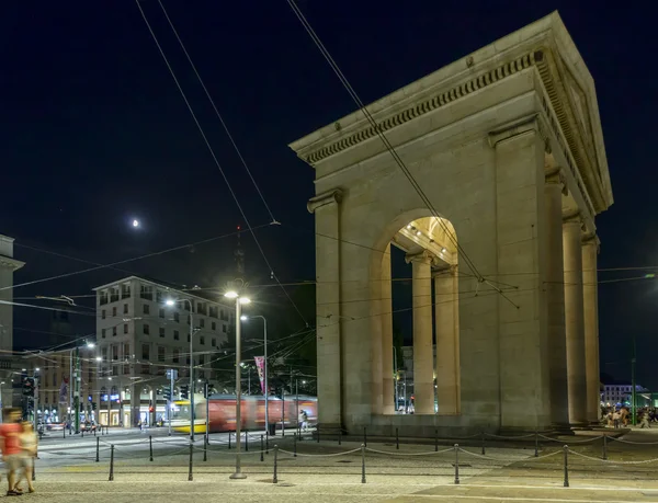 Місяць в Порта Ticinese арка, Мілан, Італія — стокове фото