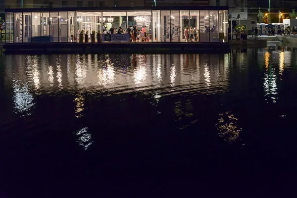 Floating pub at restored Darsena, Milan, Italy — Stock Photo, Image