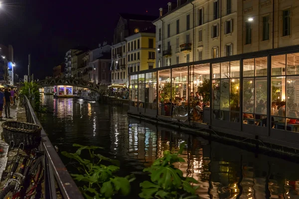 Pub flutuante em Naviglio Grande, Milão, Itália — Fotografia de Stock