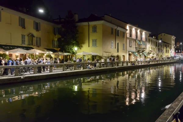 Töltés a Naviglio Grande éjjel, Milánó, Olaszország — Stock Fotó