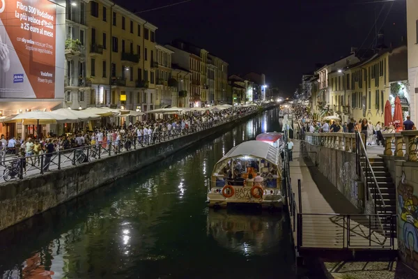 Barges on Naviglio Grande embankment at night life time , Milan, — Stock Photo, Image