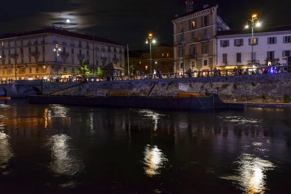 Luz da lua no dique de Darsena na hora da vida noturna, Milão, Ita — Fotografia de Stock