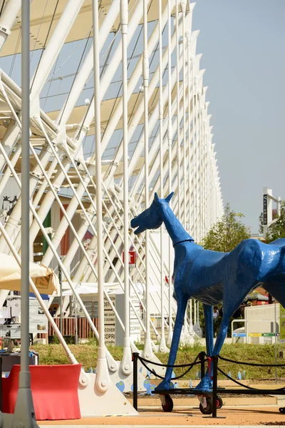 Blue horse statue and iron structure , EXPO 2015 Milan — Stockfoto