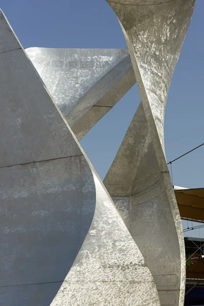 Glitzernde Kurven im italienischen Quadrat, Expo 2015 Mailand — Stockfoto