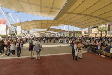 visitors crowd under Decumano tensile membrane structure, EXPO 2
