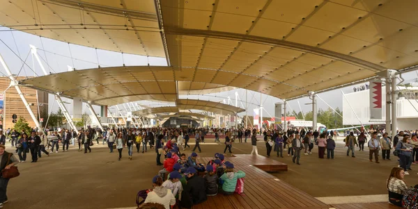 Crowd under Decumano tensile membrane structure, EXPO 2015 Milan — ストック写真